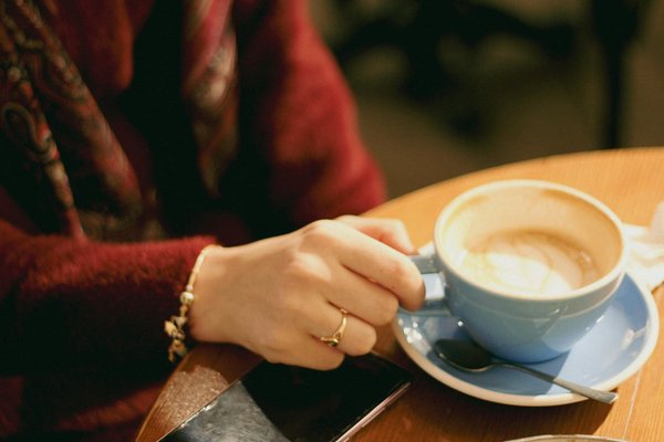 Comment porter des vestes en suédine pour un look bohème chic?