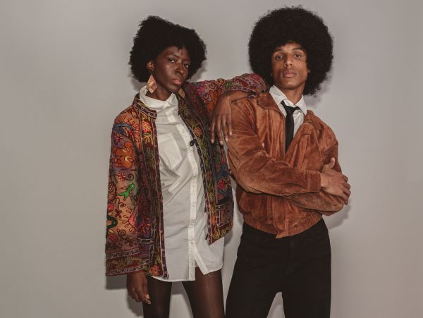 Comment porter des vestes en suédine pour un look bohème chic?