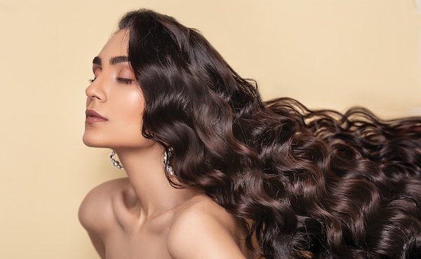 Quelles sont les étapes pour réaliser une coiffure vintage glamour pour une soirée spéciale?